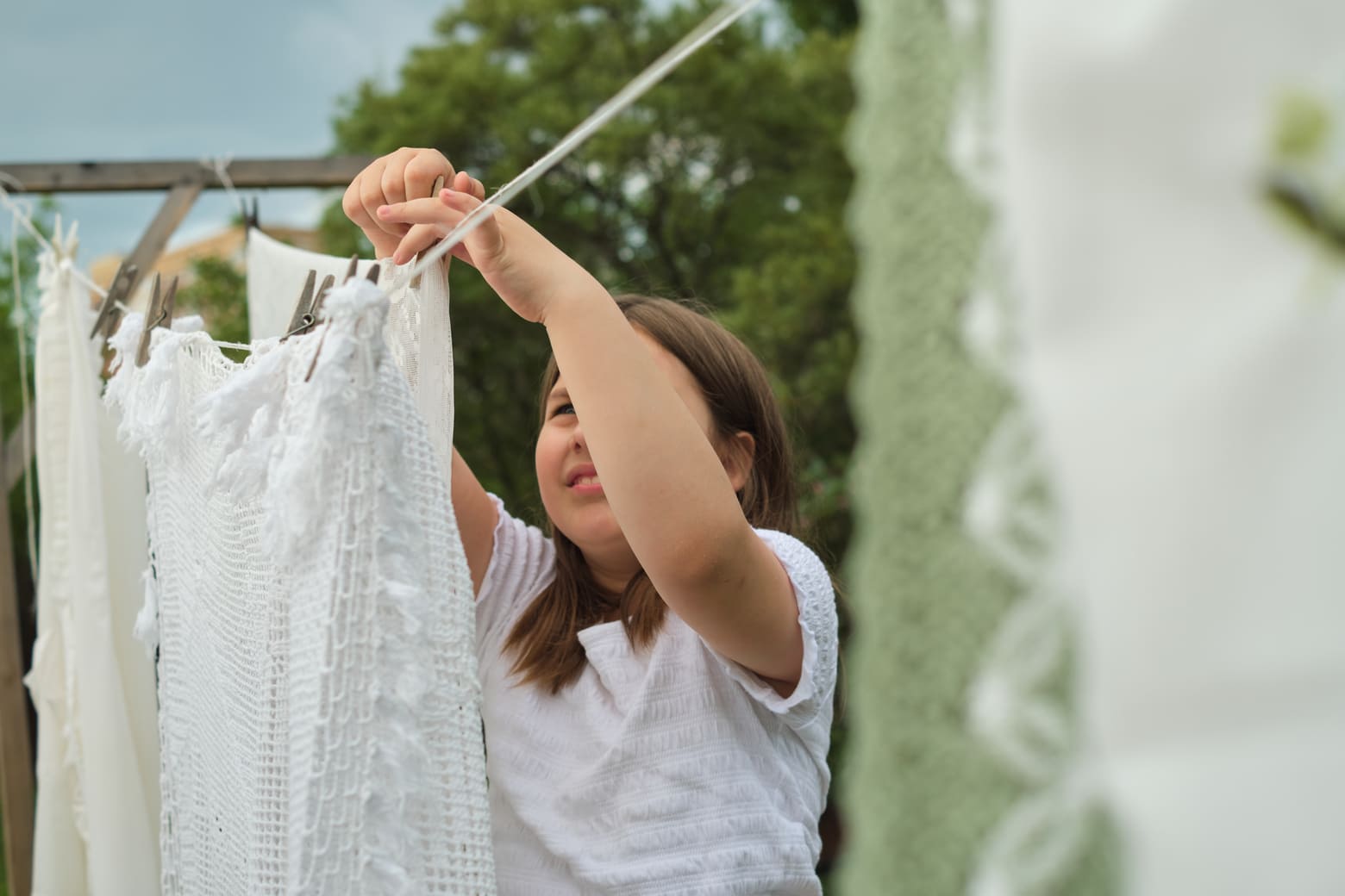 Niña haciendo tareas de casa