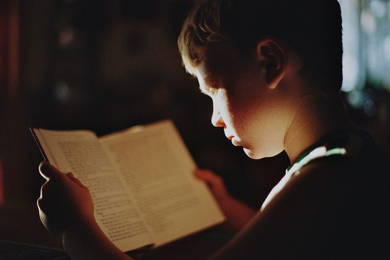 niño leyendo