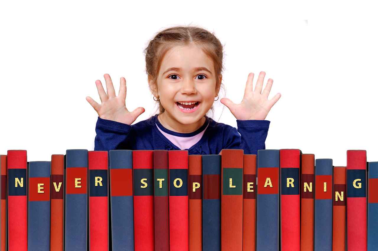 niña sonriendo aprendiendo idiomas jugando