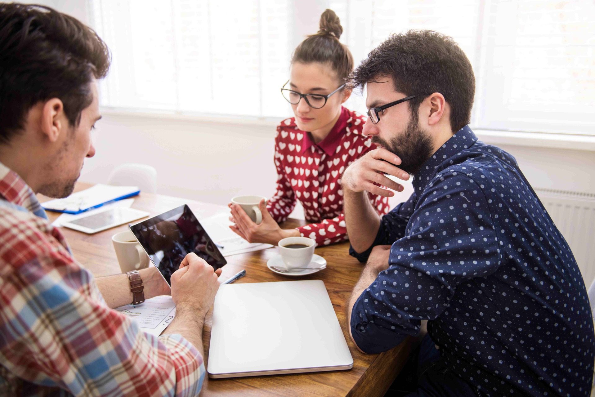 personas analizando datos
