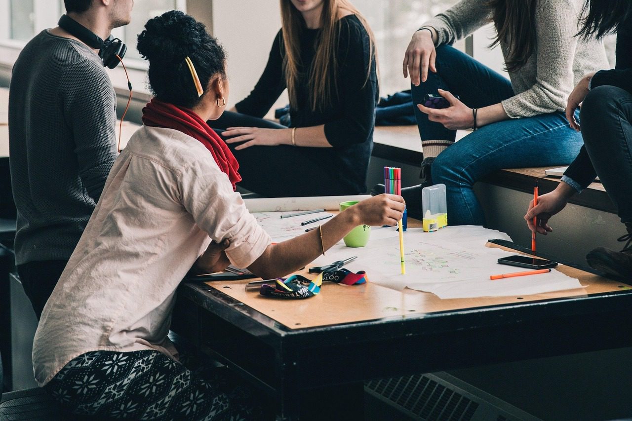 grupo de personas reunidas en oficina