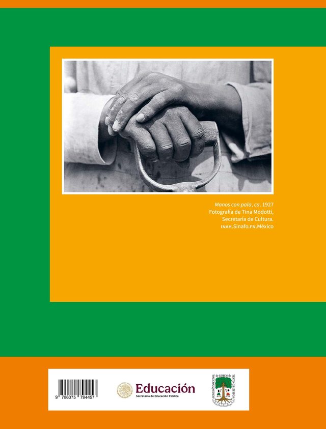 Contraportada de Colecci&oacute;n Sk&acute;asolil. De lo humano y lo comunitario, segundo grado de Telesecundaria: fotograf&iacute;a en blanco y negro de unas manos sobre marco verde y naranja