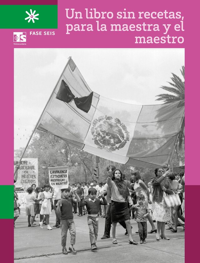 Portada de Un libro sin recetas para la maestra y el maestro, Fase 6, Telesecundaria: fotograf&iacute;a en blanco y negro de una manifestaci&oacute;n con banderas de M&eacute;xico, sobre fondo rosa